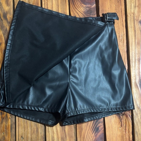 NWOT - Tahari Black Faux Leather Skirt - Picture 4 of 7